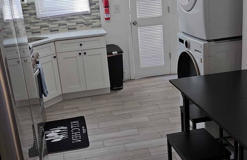 Keansburg Cottage | Seaside Cottage: 1 block to free beach w/NY Skyline. 30min to NYC.