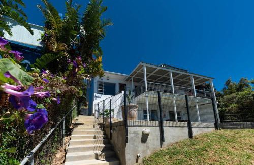 Gordons Bay Central House | 'Seaside Cottage', Sleeps 4 with a 3 minute walk from the beach!