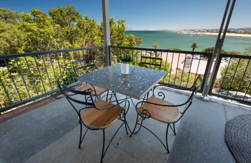 Gordons Bay Central House | 'Seaside Cottage', Sleeps 4 with a 3 minute walk from the beach!