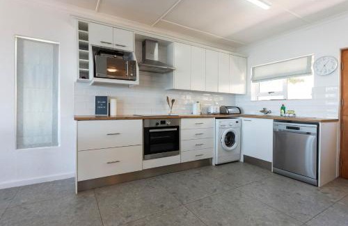 Gordons Bay Central House | 'Seaside Cottage', Sleeps 4 with a 3 minute walk from the beach!