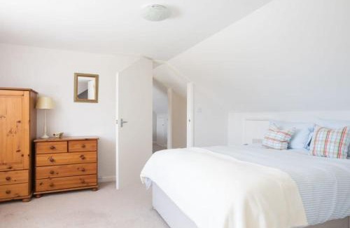 East Wittering House | Seaside detached 4bd home nr shops Parking Garden