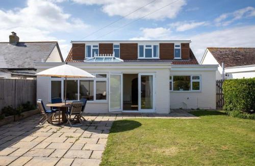 East Wittering House | Seaside detached 4bd home nr shops Parking Garden