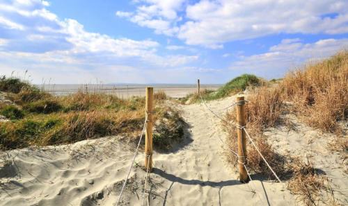 East Wittering House | Seaside detached 4bd home nr shops Parking Garden