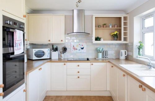 East Wittering House | Seaside detached 4bd home nr shops Parking Garden
