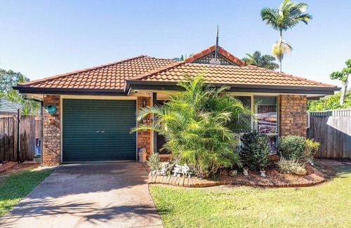 Redland Bay House | Seaside detached villa on a quiet street 4 bedrooms, 2 bathrooms Pool Courtyard