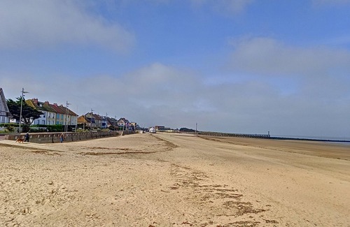 Courseulles-sur-Mer Apartment | Seaside Duplex Apartment for 8 with Balcony and Parking