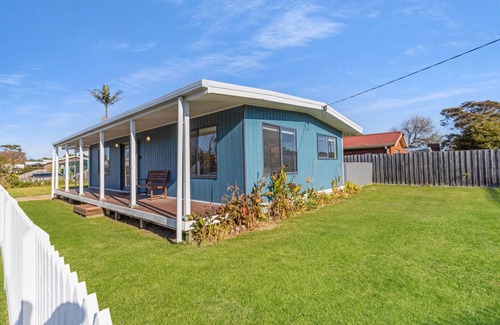 Lakes Entrance House | Seaside Escape - Morning swims & salt-kissed air, part of your daily routine