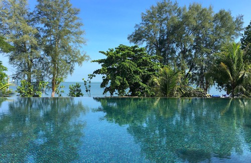 Batu Ferringhi Apartment | Seaside, heart of Batu Ferringhi beach, luxury home stay