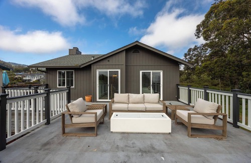 Half Moon Bay House | Seaside Home: Modern Retreat with Breathtaking Views and Beachside Charm