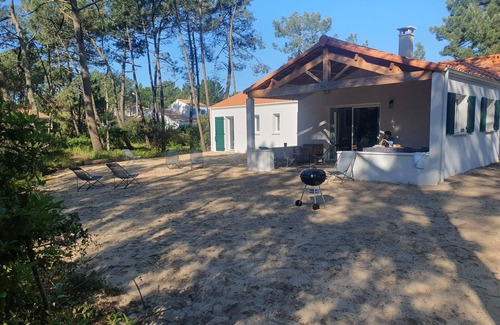 La Tranche-sur-Mer House | Seaside house in pine forest