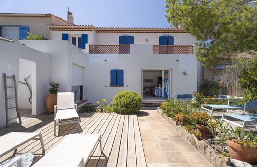 La Capte Villa | Seaside House in Hyères – Panoramic View of the Islands