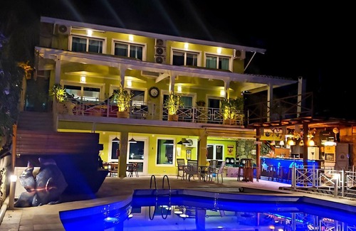 Barra do Una Villa | Seaside Mansion - Movie Theater! Leisure, Fun. Sophistication! COMMANDER'S HOUSE