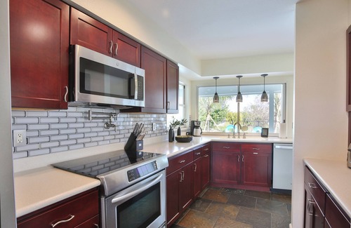 Palma Sola House | Seaside Memories - 10 minutes to the beach, lake view, pool, A/C gaming room