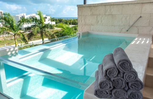 Zona Hotelera House | ⮕ Seaside Oasis Steps Away to Beach w/Private Pool ⬅