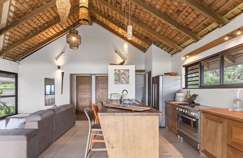 Temae House | Seaside Paradise: 6BR Beachfront Haven in Moorea