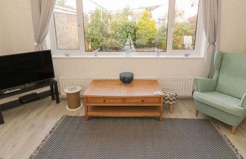 Morfa Bychan Cottage | SEASIDE RETREAT, family friendly, with a garden in Porthmadog