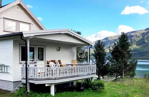 Lyngen House | Seaside Retreat in Lyngen-By Traum