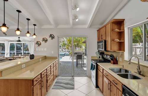 Riverland Village House | Seaside Retreat. Heated Pool/BBQ. Tiki Bar