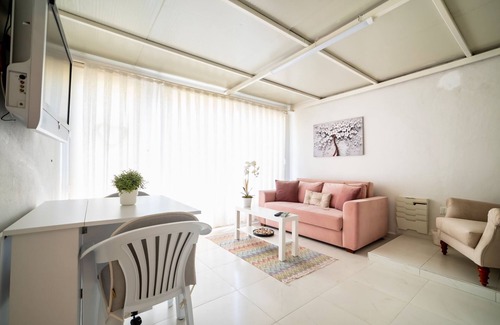 Lara Apartment | Seaside Retreat Vibrant Flat 2 min to Beach