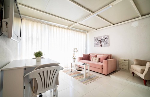 Lara Apartment | Seaside Retreat: Vibrant Flat 2 min to Beach