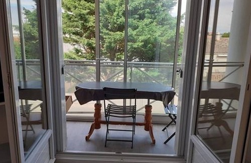 Travo Apartment | Seaside Studio with Balcony, Private Garage, 1km to Shops, Ideal for Couples