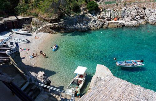 Gdinj Apartment | Seaside secluded apartments Cove Pobij, Hvar - 7506