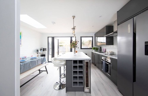 East Wittering Apartment | Seaside Serenity 3-bed Deck Garden Near Shore