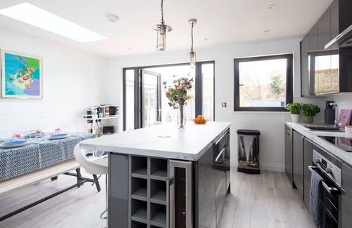 East Wittering Apartment | Seaside Serenity 3-bed Deck Garden Near Shore