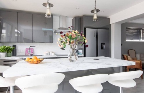 East Wittering Apartment | Seaside Serenity 3-bed Deck Garden Near Shore
