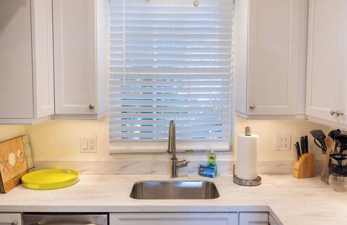 Jog Road Condo | Seaside Serenity: Chic 1-Bed/2-Bath on A1A