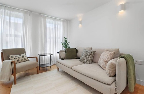 Eastbourne City Centre Apartment | Seaside Serenity Modern Apartment Close To Beach