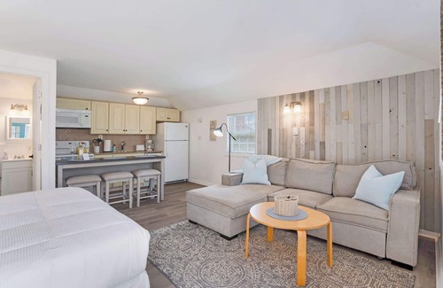Wading River House | Seaside Stay Steps to Beach, BBQ Grill