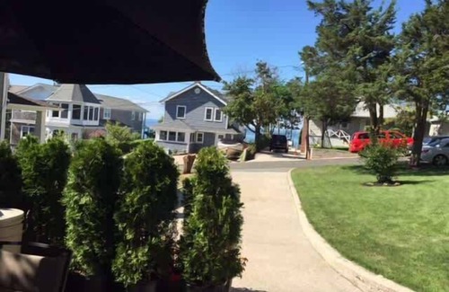 Wading River House | Seaside Stay Steps to Beach, BBQ Grill
