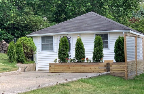 Wading River House | Seaside Stay Steps to Beach, BBQ Grill