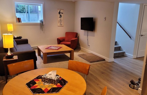 Colwood Apartment | Seaside suite with Parking
