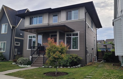Colwood Apartment | Seaside suite with Parking