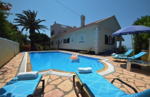 Dafnata Villa | SEASIDE VILLA - HALIKOUNAS with private steps onto the beach