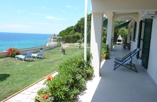 Dafnata Villa | SEASIDE VILLA - HALIKOUNAS with private steps onto the beach