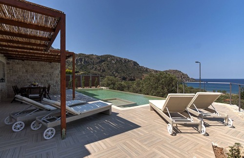 Sfinari Villa | Seaside Villa Sfinari – Steps from the Beach