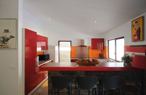 Arue Villa | Seaside villa with swimming pool in a large garden