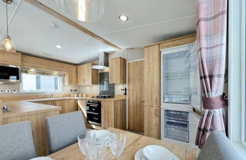 Felixstowe Cabin | SeasideEscape-6 Guests-IndoorPool-Garden-Bbq-Beach