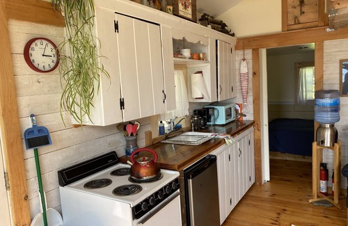 Rockport Cottage | Seasonal conveniently located Family and Pet-friendly Lakefront Cottage.