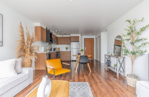 Mann Apartment | Seattle's modern and stylish Penthouse Apartment- Wifi, Pet Friendly, Rooftop