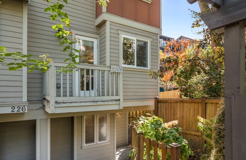 Mann Hotel | Seattle Vacation Home: Life's A Mountain