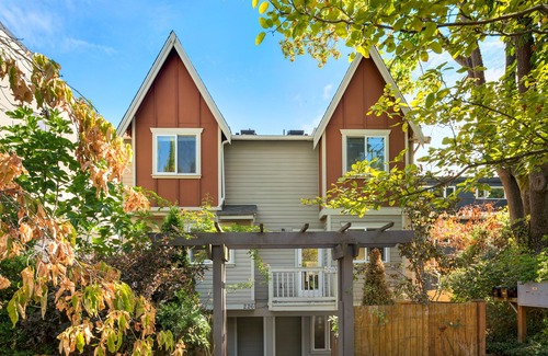 Mann Hotel | Seattle Vacation Home: Life's A Mountain