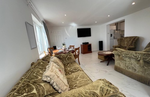 Onchan House | Seaview Apartment Onchan (5 mins from Douglas)- Sleeps 4, Fast WiFi