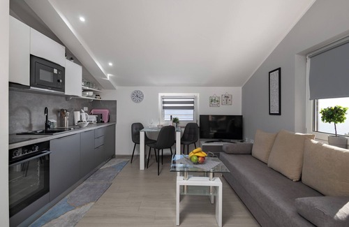 Zagorje Apartment | Seaview House - Leana Apartment, Plomin, Croatia