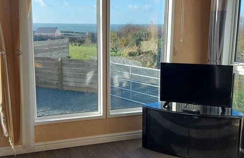 Cylch-Y-Garn Ski Chalet | Seaview Lodge Chalet Church Bay - sleeps 4 guests in 2 bedrooms