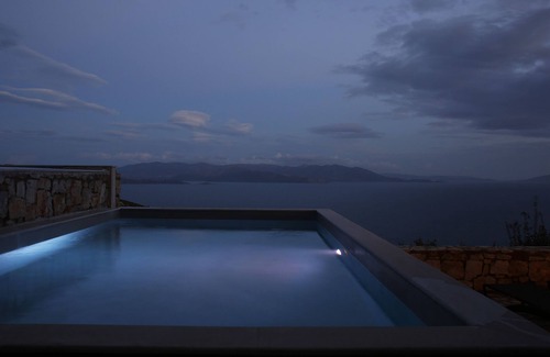 Marathon Villa | Seaview maisonette schinias, is a modern property with exceptional sea view!