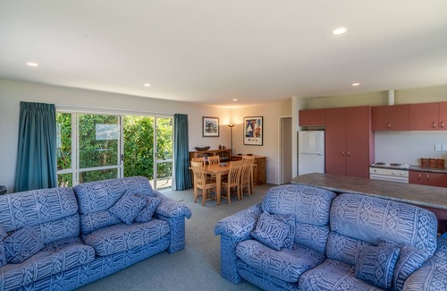 Wainui House | Seaview Outlook - Wainui Holiday Home
